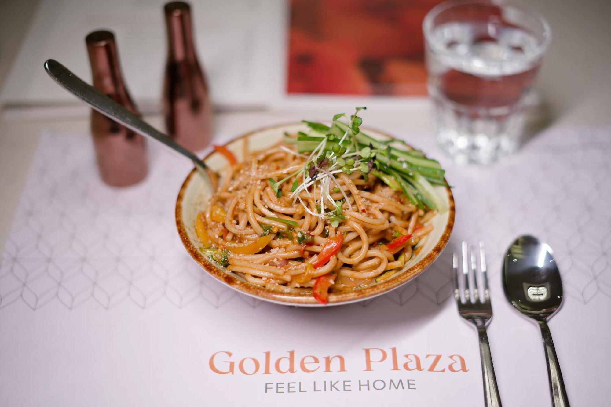 Отель Golden Plaza Ахмедабад Экстерьер фото